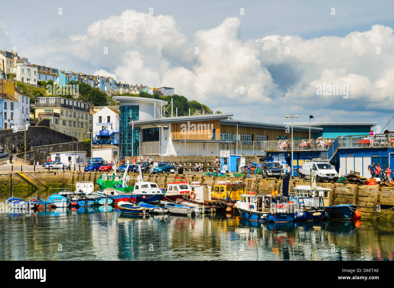 Les chalutiers de pêche dans le port de Brixham, Devon, Angleterre. Banque D'Images