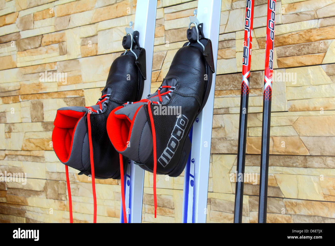 Chaussures de ski noir avec lacets rouge, installé dans le support de fixation de ski Banque D'Images