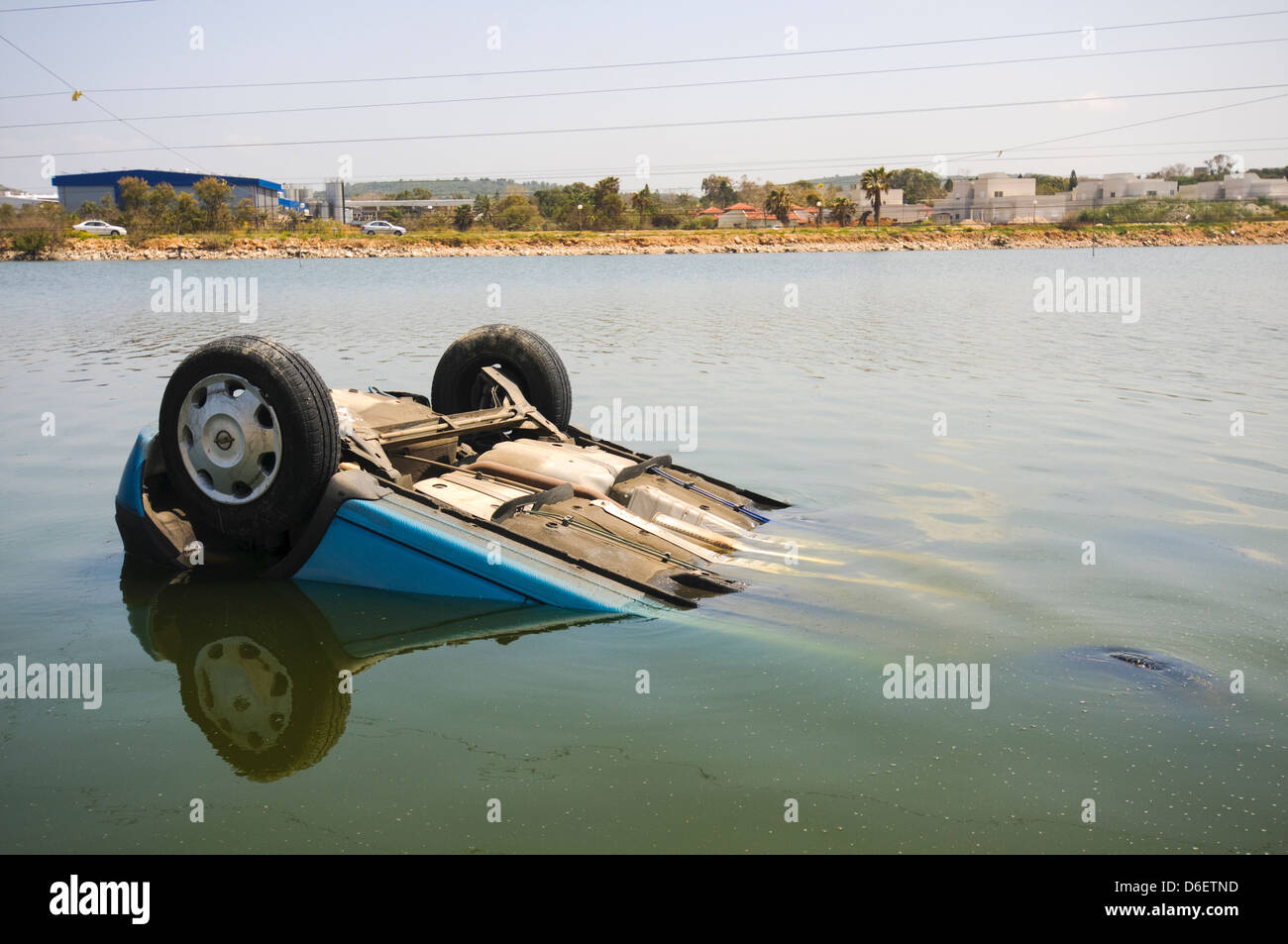 Une voiture conduite par un conducteur ivre, renversé dans un étang Banque D'Images