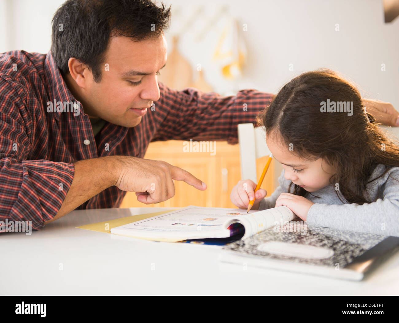 Father helping daughter with Homework Banque D'Images