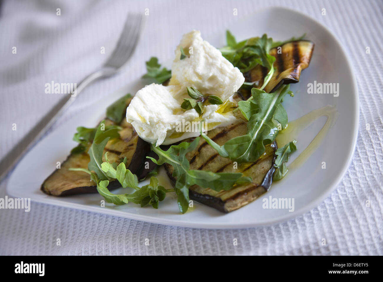 Aubergine grillée et salade de mozzarella Banque D'Images