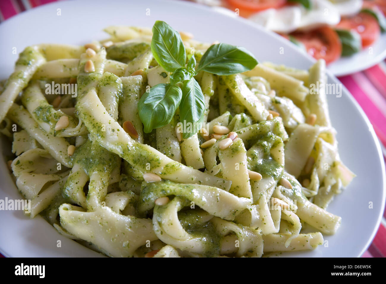 Pâtes cuites avec du pesto de basilic frais, de pignons grillés Banque D'Images