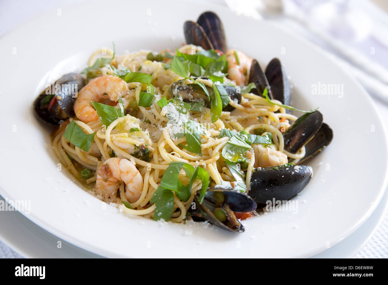 Le spaghetti cuit, les moules, les crevettes et les morceaux de filet de poisson Banque D'Images