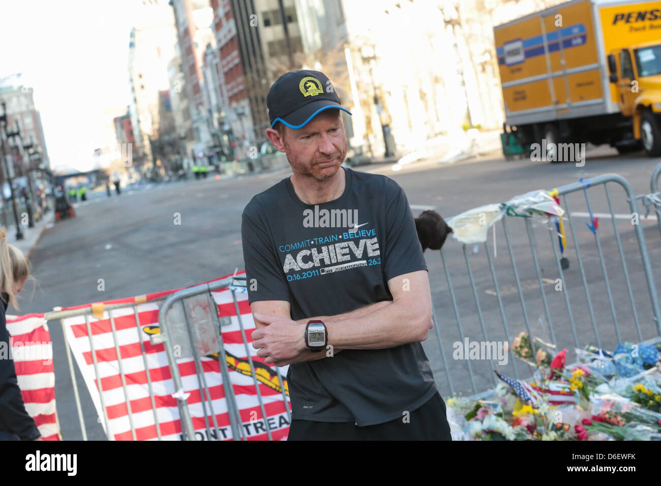 Boston, Massachusetts, États-Unis, le 17 avril 2013. Le mémorial pour se souvenir de ceux qui sont blessés et tués dans l'attentat du Marathon de Boston continue de croître sur Boylston street le mercredi 17 avril 2013 à quelques blocs de l'attentat à la place. Le président Obama se rendra à Boston le jeudi 18 avril, 2013. (Crédit Image : Photo : Ken grue/ZUMAPRESS.com/Alamy Live News) Banque D'Images