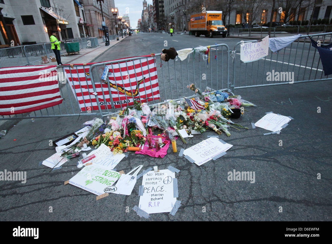 Boston, Massachusetts, États-Unis, le 17 avril 2013. Le mémorial pour se souvenir de ceux qui sont blessés et tués dans l'attentat du Marathon de Boston continue de croître sur Boylston street le mercredi 17 avril 2013 à quelques blocs de l'attentat à la place. Le président Obama se rendra à Boston le jeudi 18 avril, 2013. (Crédit Image : Photo : Ken grue/ZUMAPRESS.com/Alamy Live News) Banque D'Images