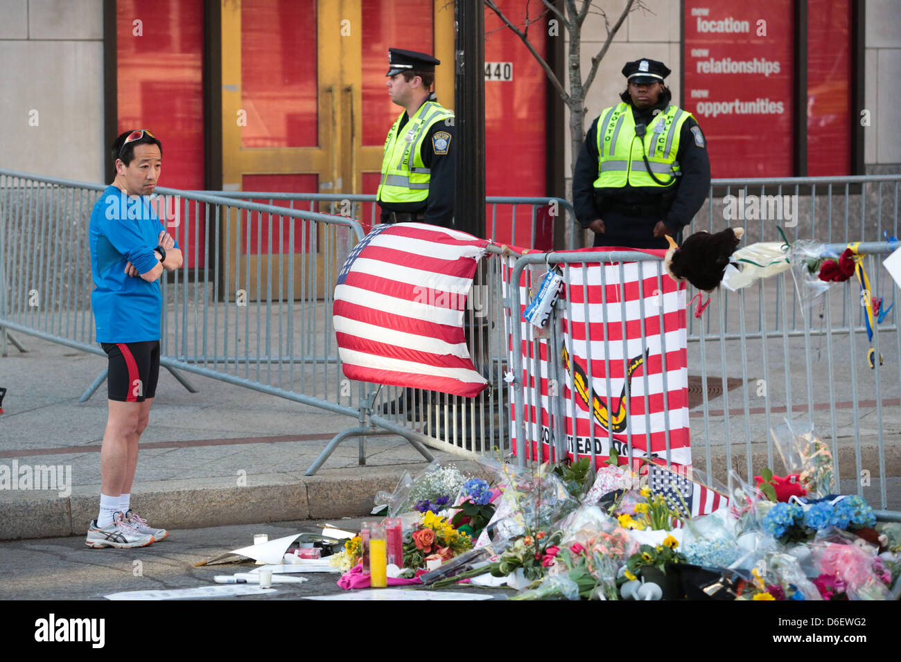 Boston, Massachusetts, États-Unis, le 17 avril 2013. Le mémorial pour se souvenir de ceux qui sont blessés et tués dans l'attentat du Marathon de Boston continue de croître sur Boylston street le mercredi 17 avril 2013 à quelques blocs de l'attentat à la place. Le président Obama se rendra à Boston le jeudi 18 avril, 2013. (Crédit Image : Photo : Ken grue/ZUMAPRESS.com/Alamy Live News) Banque D'Images