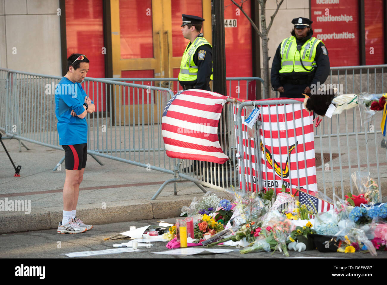 Boston, Massachusetts, États-Unis, le 17 avril 2013. Le mémorial pour se souvenir de ceux qui sont blessés et tués dans l'attentat du Marathon de Boston continue de croître sur Boylston street le mercredi 17 avril 2013 à quelques blocs de l'attentat à la place. Le président Obama se rendra à Boston le jeudi 18 avril, 2013. (Crédit Image : Photo : Ken grue/ZUMAPRESS.com/Alamy Live News) Banque D'Images