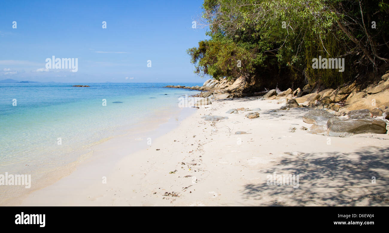 Plage tropicale déserte et la mer bleue sur la petite île de off Mamutik Kota Kinabalu Bornéo Malaisien Banque D'Images