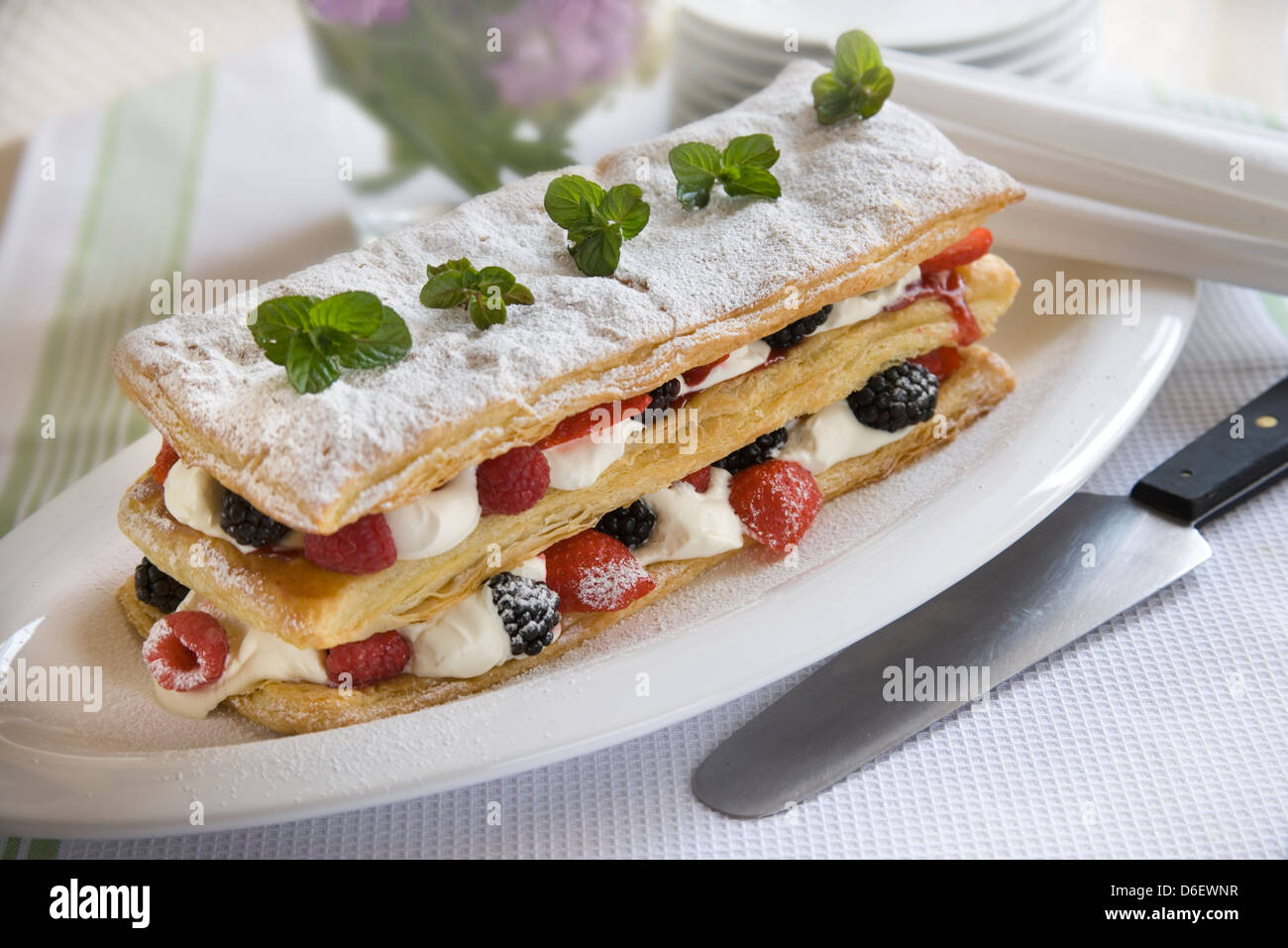 Couches de pâte feuilletée avec la crème Chantilly et des fruits d'été Banque D'Images