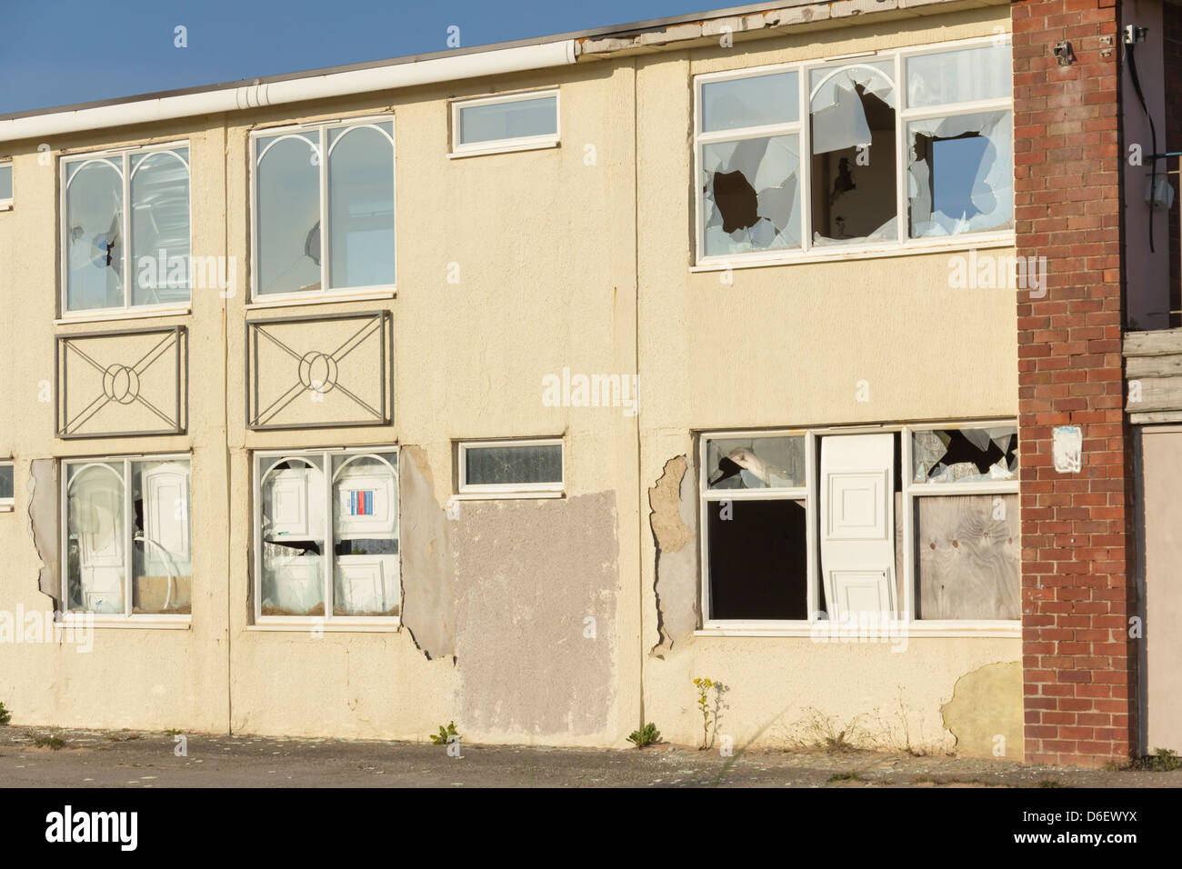 Chalets abandonnés en attente démolition à l'ancienne The River Haven Hotel Blackpool holiday camp, situé dans la banlieue nord de St Anne's Banque D'Images