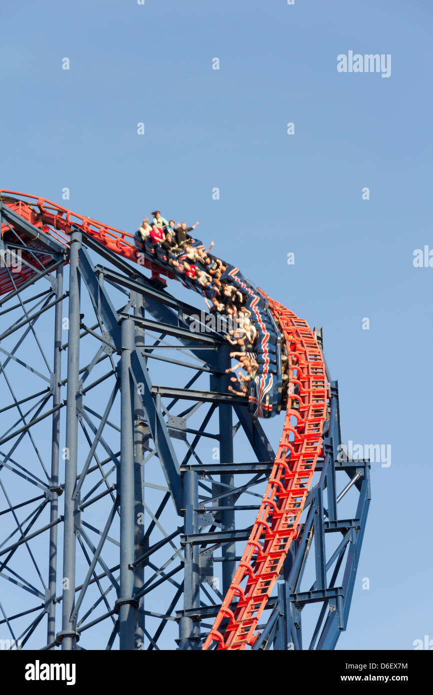 Les passagers sur le Big One rollercoaster à Blackpool, la chute en bas de la pente raide sur la première goutte de la balade. Banque D'Images