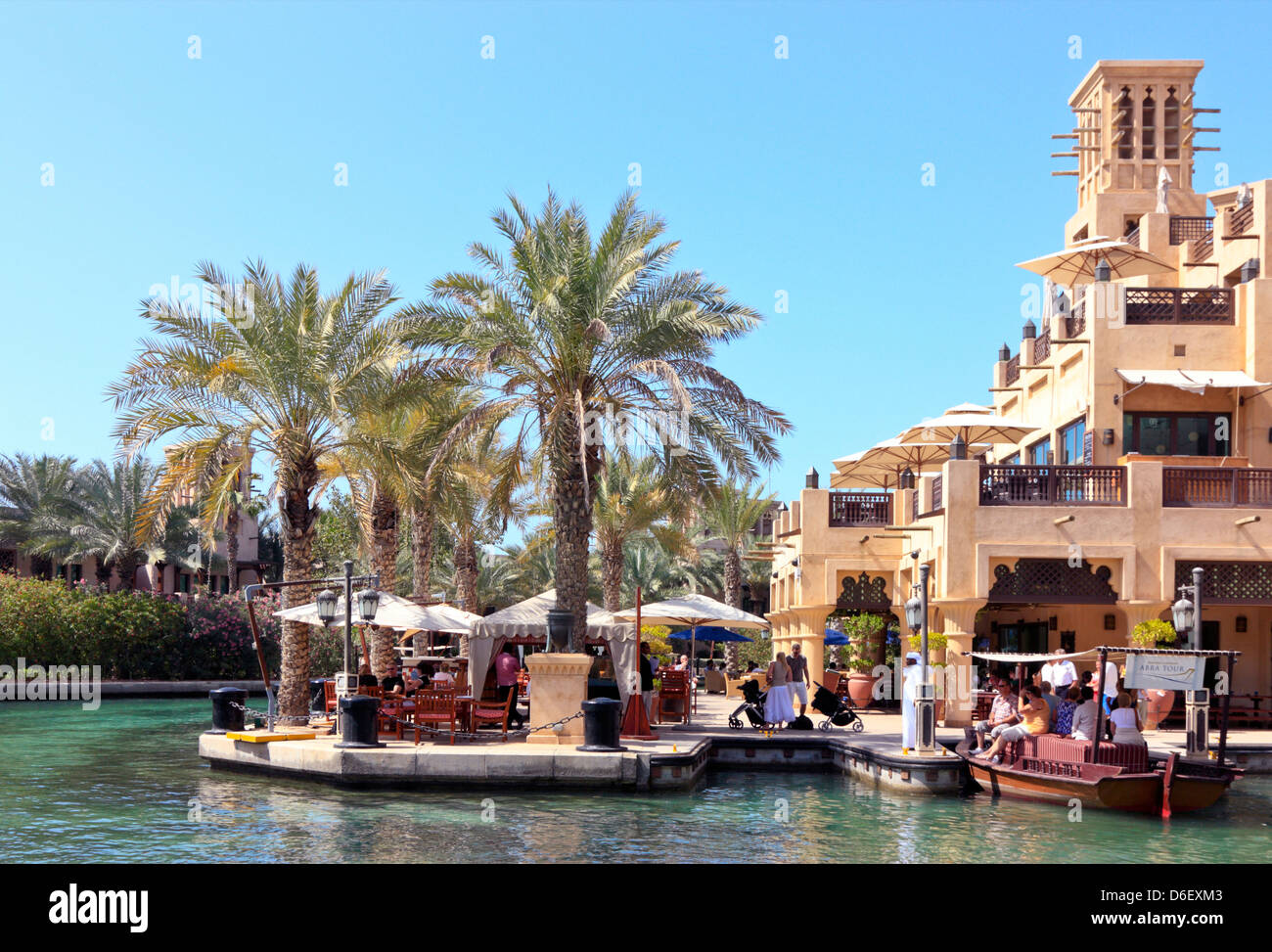 Restaurant en plein air à Madinat Jumeirah, Dubaï, Émirats Arabes Unis Banque D'Images