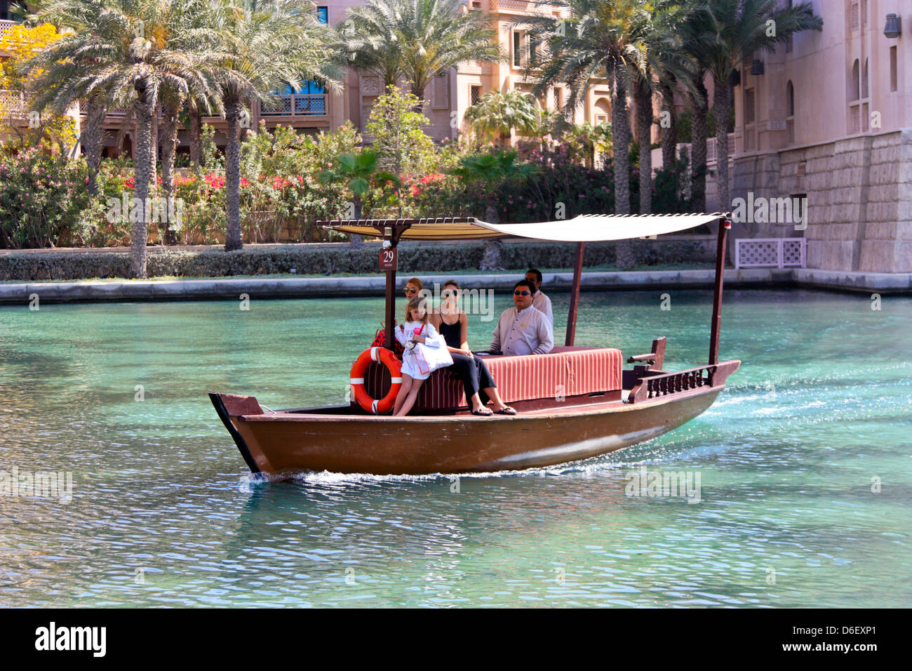 Abra sur un ruisseau à Madinat Jumeirah, Dubaï, Émirats Arabes Unis Banque D'Images