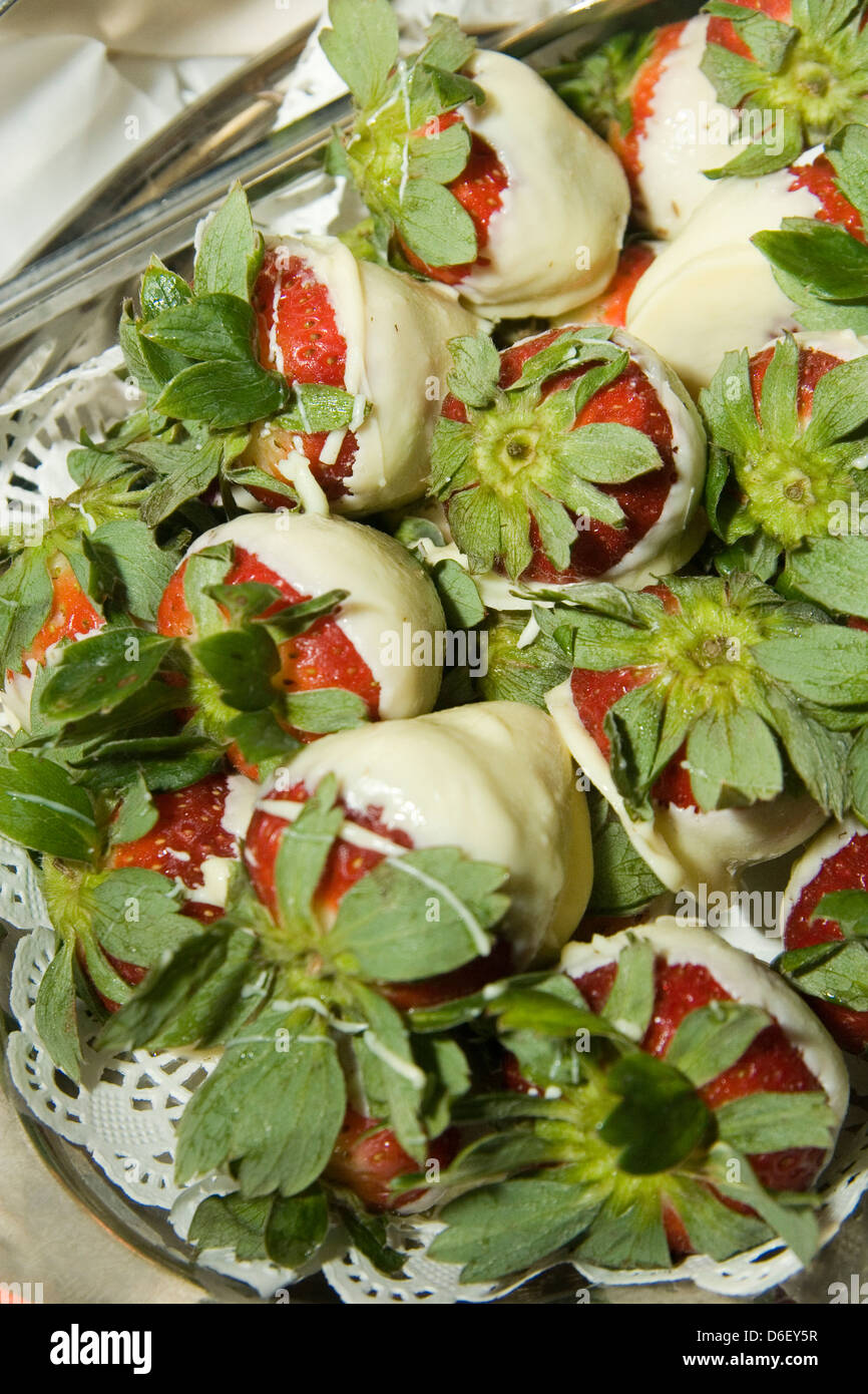 Des fraises au chocolat blanc sur le buffet de desserts d'un navire de croisière Banque D'Images