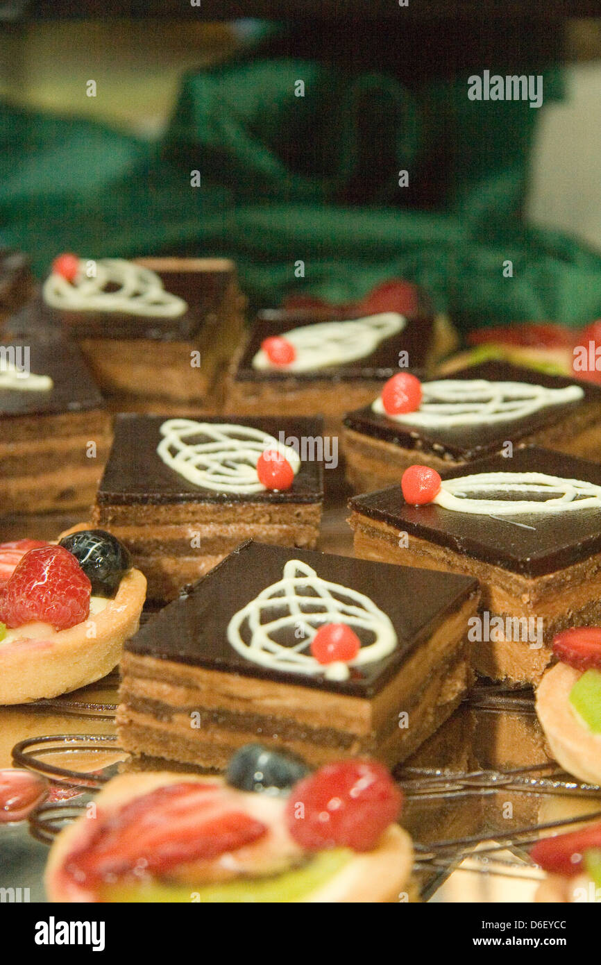 Mini gâteaux et tartes sur le buffet de desserts d'un navire de croisière Banque D'Images