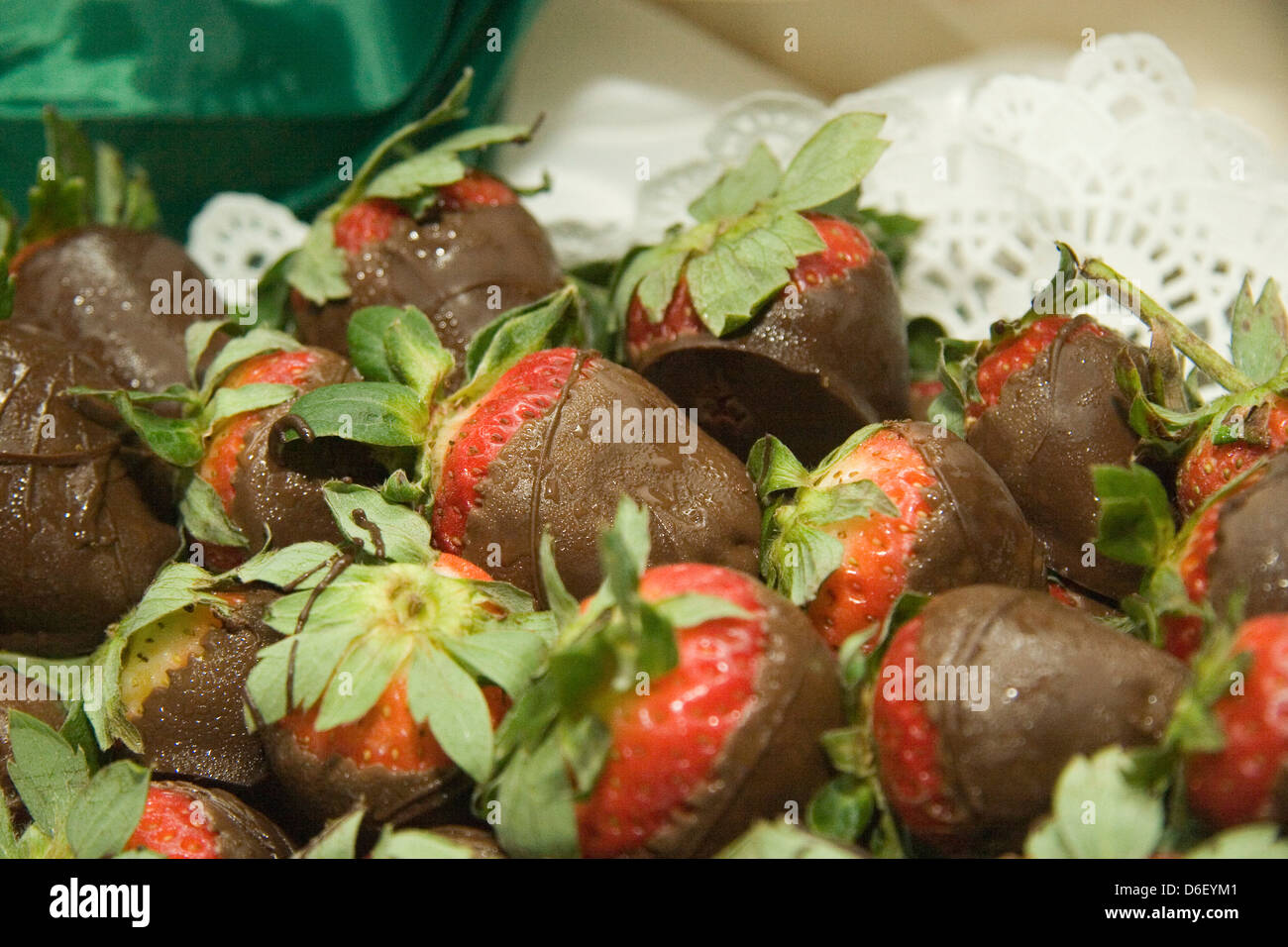 Des fraises au chocolat sur le minuit buffet de desserts d'un navire de croisière Banque D'Images