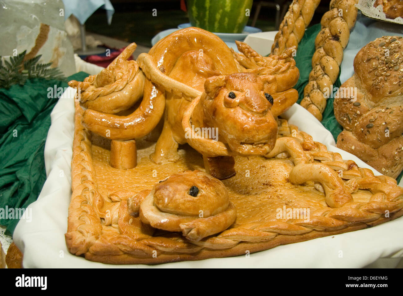Pâtisserie en forme de Bull sur le minuit buffet de desserts d'un navire de croisière Banque D'Images