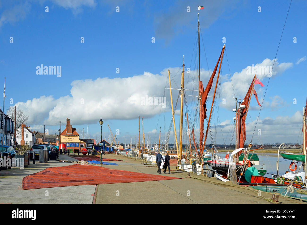 En hiver, en marchant sur la rivière Blackwater à Hythe Quay, des voiles de la Tamise sont exposées dans le ciel bleu soleil et blanc coton laine nuages Maldon Essex Royaume-Uni Banque D'Images