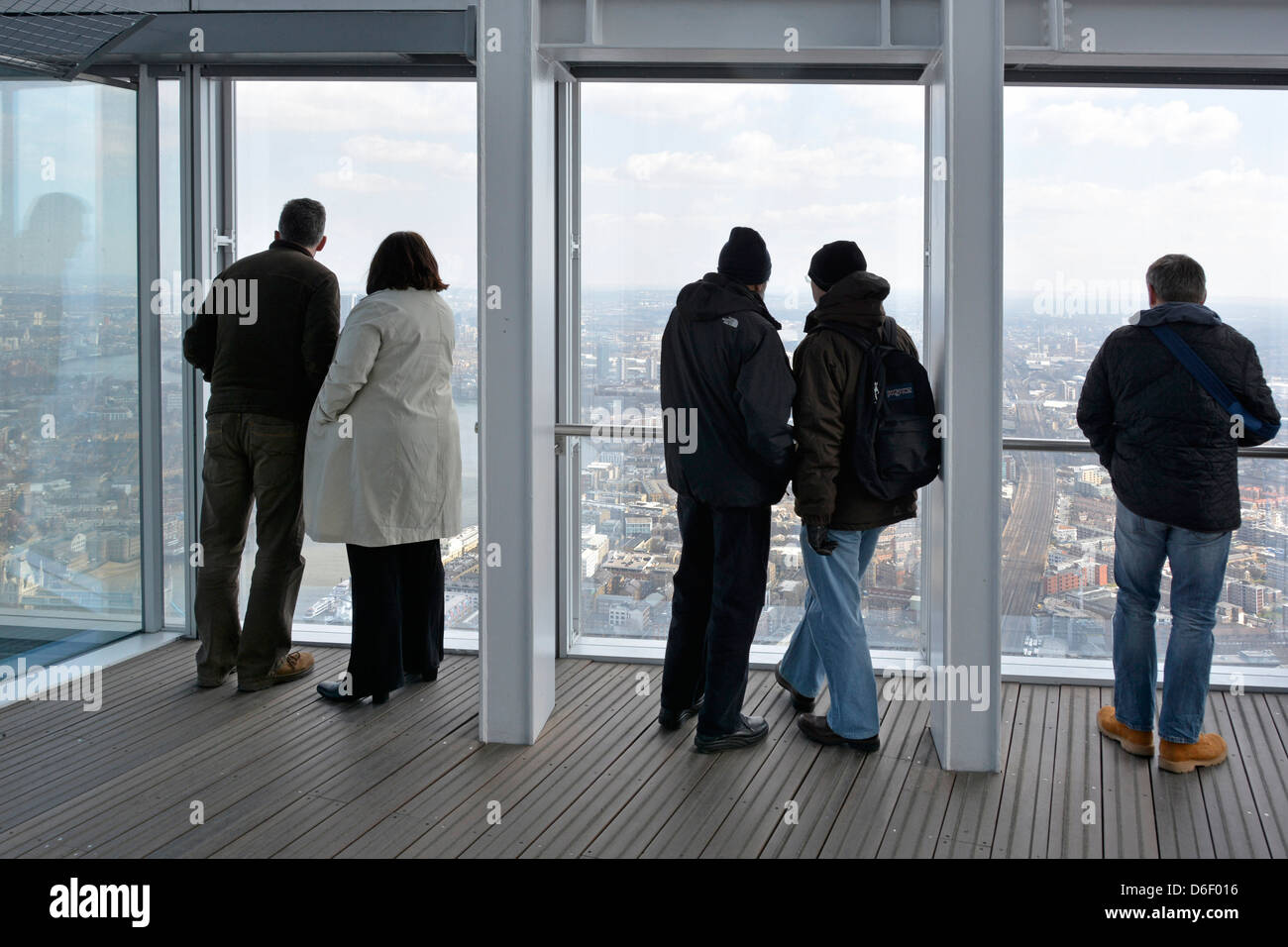 Haut dans le monument Shard gratte-ciel intérieur plate-forme d'observation publique vue arrière les gens admirent le paysage londonien Southwark Londres Angleterre Royaume-Uni Banque D'Images