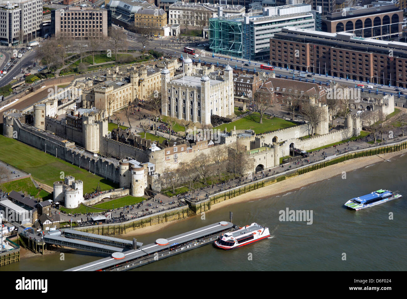 Vue aérienne à vol d'oiseau de la célèbre Tour de Londres historique et de la Tour Blanche à côté des bateaux et de la jetée sur la Tamise à Tower Hamlets Londres Angleterre Royaume-Uni Banque D'Images