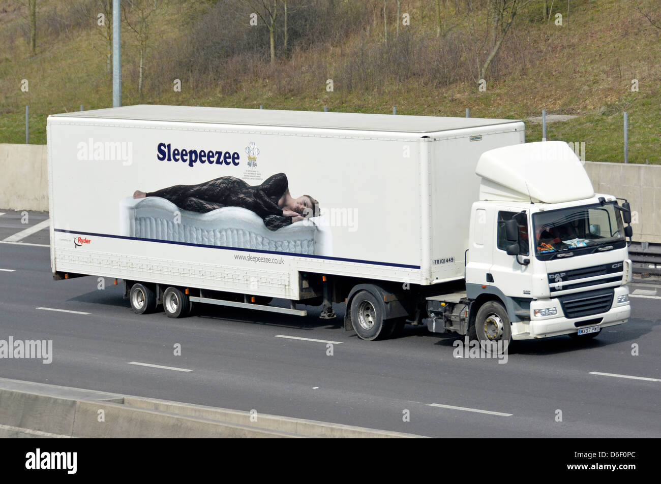 Camion articulé et remorque avec publicité graphique pour les lits Sleepeezee L'entreprise comprend l'Adjudant royal pour HRH le Prince de Galles En Angleterre au Royaume-Uni Banque D'Images