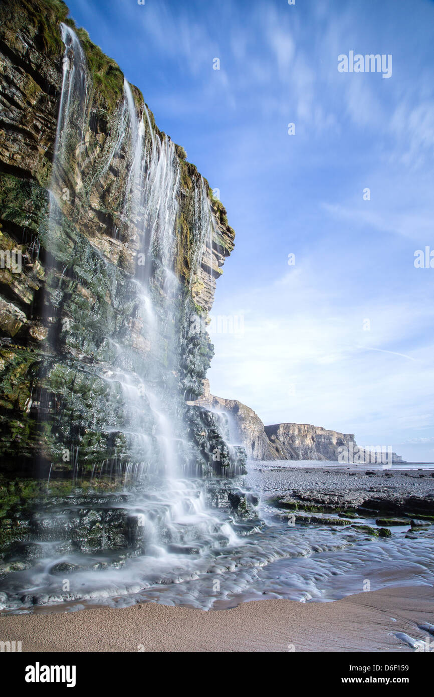 Mcg Mawr à cascade vers Nash Point sur la côte du Glamorgan Jurassique près de Llantwit Major, dans le sud du Pays de Galles Banque D'Images