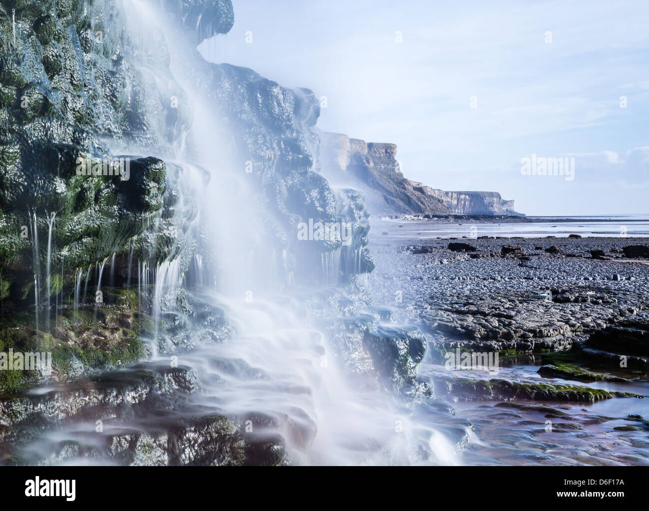 Mcg Mawr à cascade vers Nash Point sur la côte du Glamorgan Jurassique près de Llantwit Major, dans le sud du Pays de Galles Banque D'Images