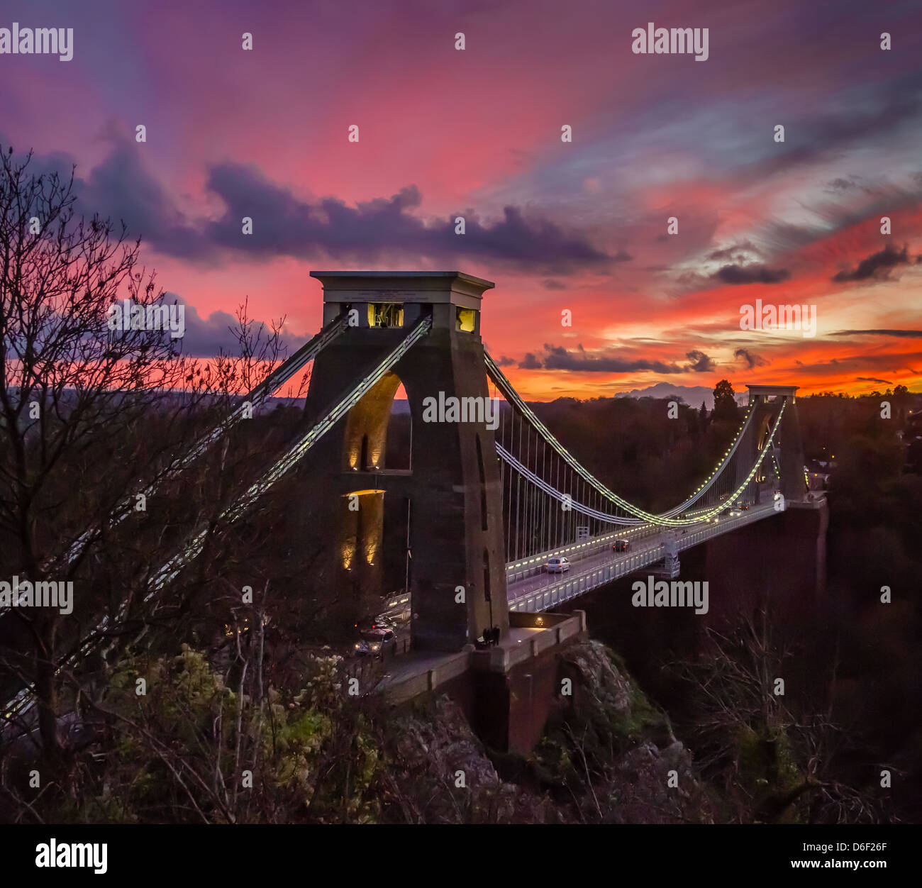 Clifton Suspension Bridge sur le Bristol Avon Gorge allumé au crépuscule avec un coucher du soleil de l'ouest Banque D'Images