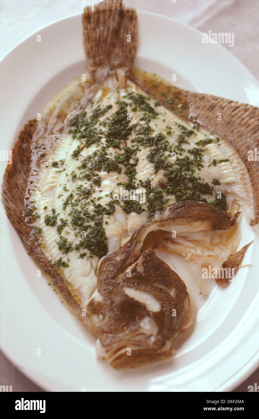 Avec un turbot sauce aux fines herbes et beurre Banque D'Images