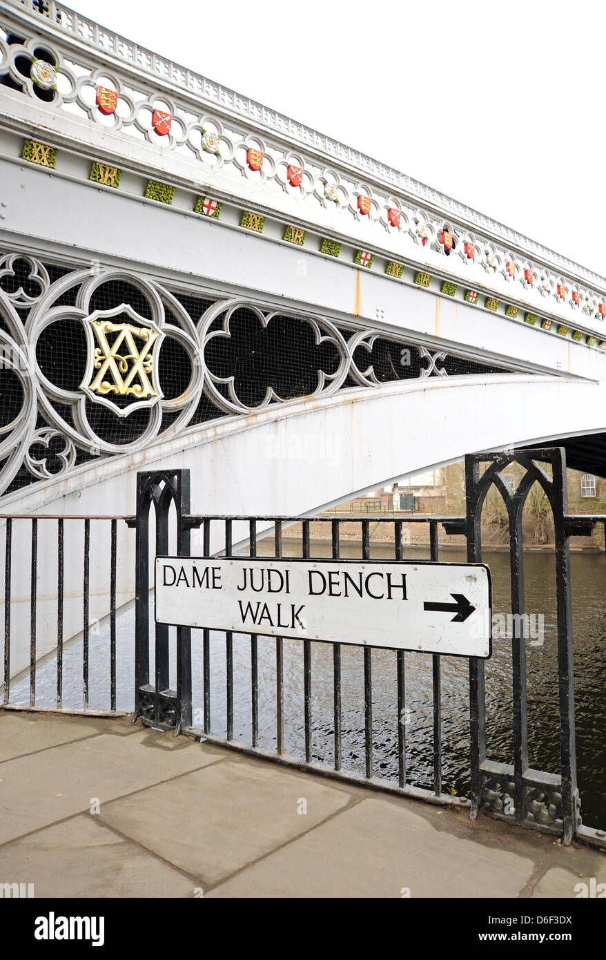 Dame Judi Dench promenade le long de la River Ouse York Yorkshire UK Banque D'Images