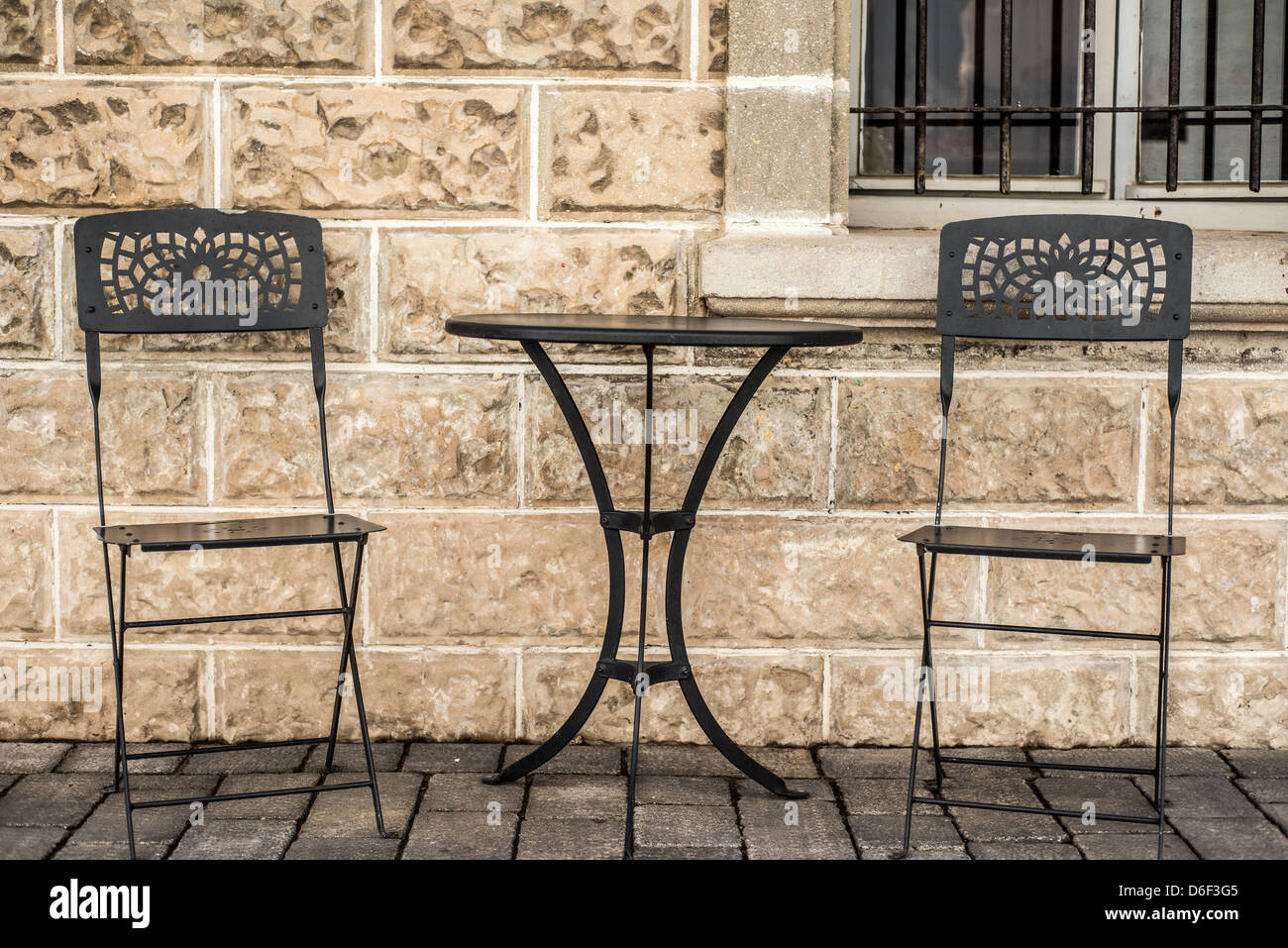 Ancien siège et table à Tel Aviv Zone touristique Banque D'Images