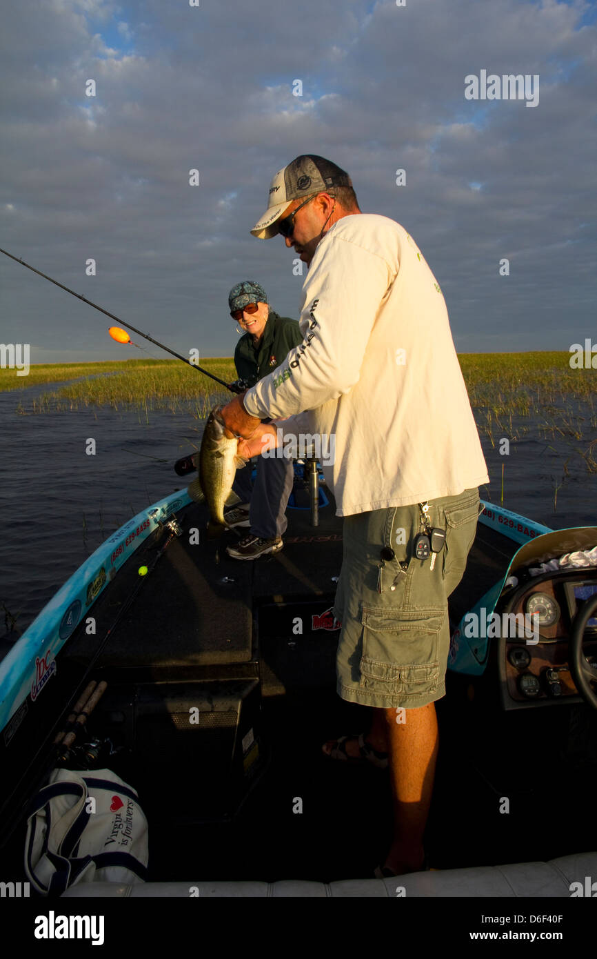 Melinda Renner & Le Capitaine Mark Shepard la pêche de grand-bouche, du lac Okeechobee, en Floride Banque D'Images