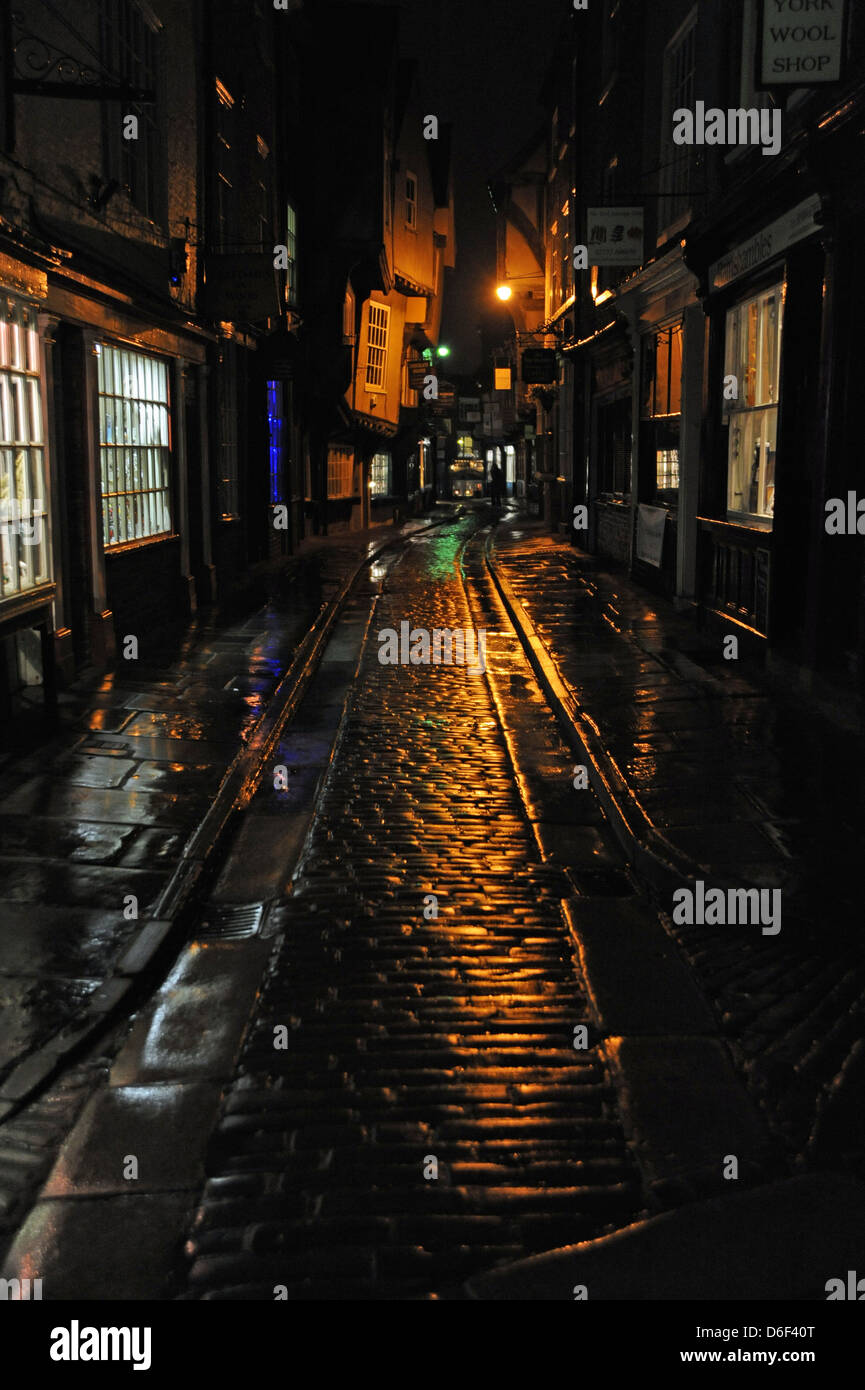 La pagaille historique scène de rue la nuit dans la ville historique de York Yorkshire UK Banque D'Images