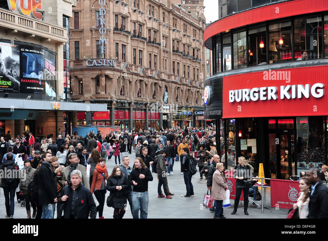 Londres, Royaume-Uni, les gens à Leicester Square Banque D'Images