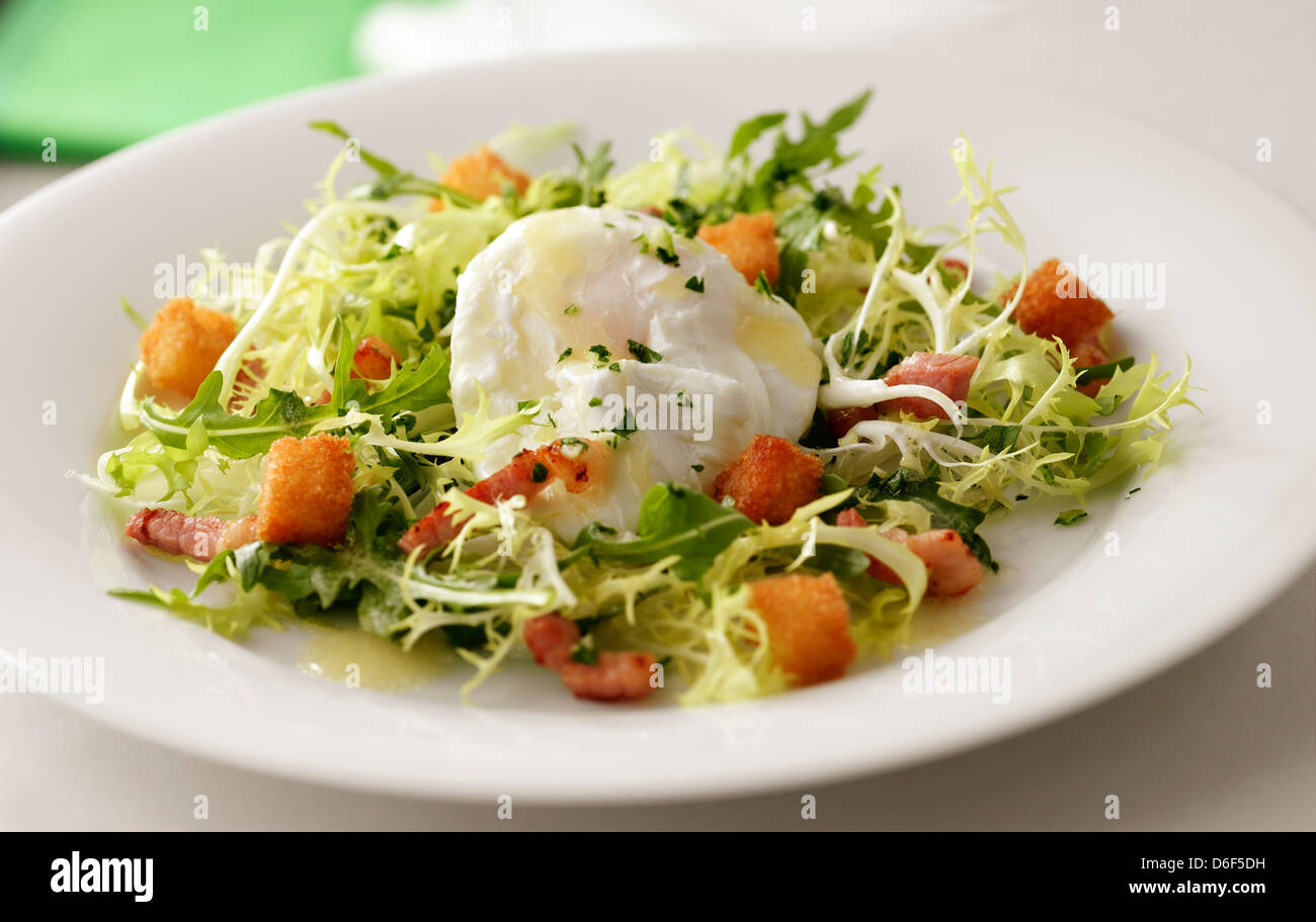 Salade avec oeuf poché et Bacon Banque D'Images