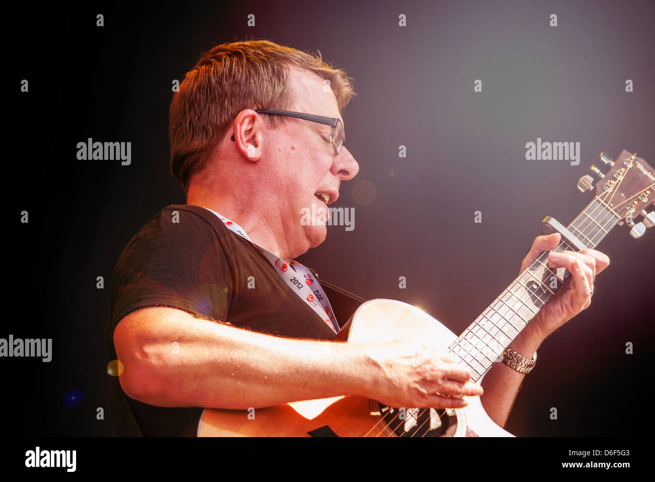 Les Proclaimers, Charlie et Craig Reid, jumeaux identiques de l'Écosse sur la scène V fest Essex, UK Banque D'Images