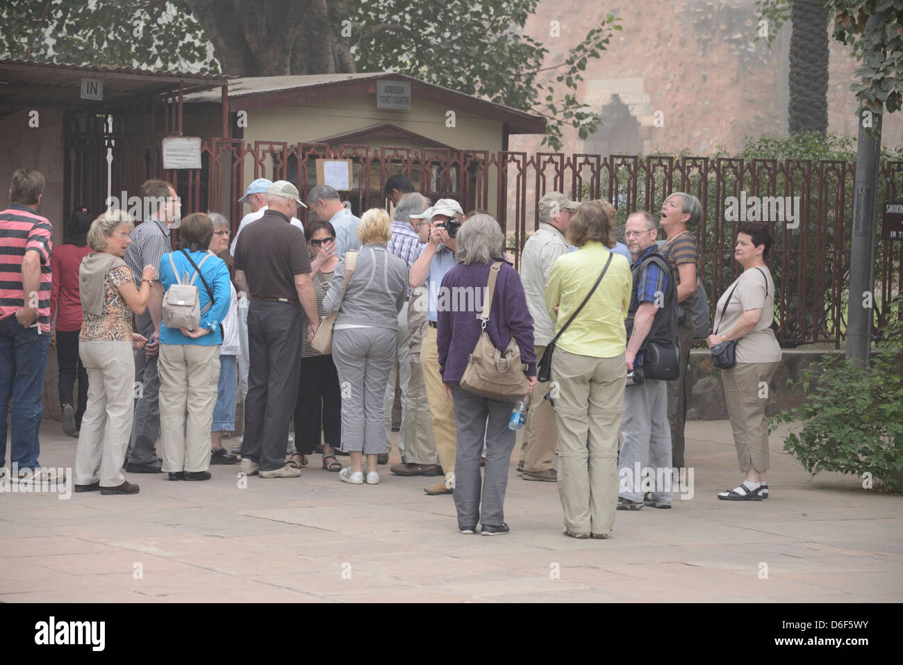 Un groupe de touristes européens à la porte d'entrée de la tombe de Humayun où l'empereur moghol de 2nd est enterré à Delhi, en Inde Banque D'Images