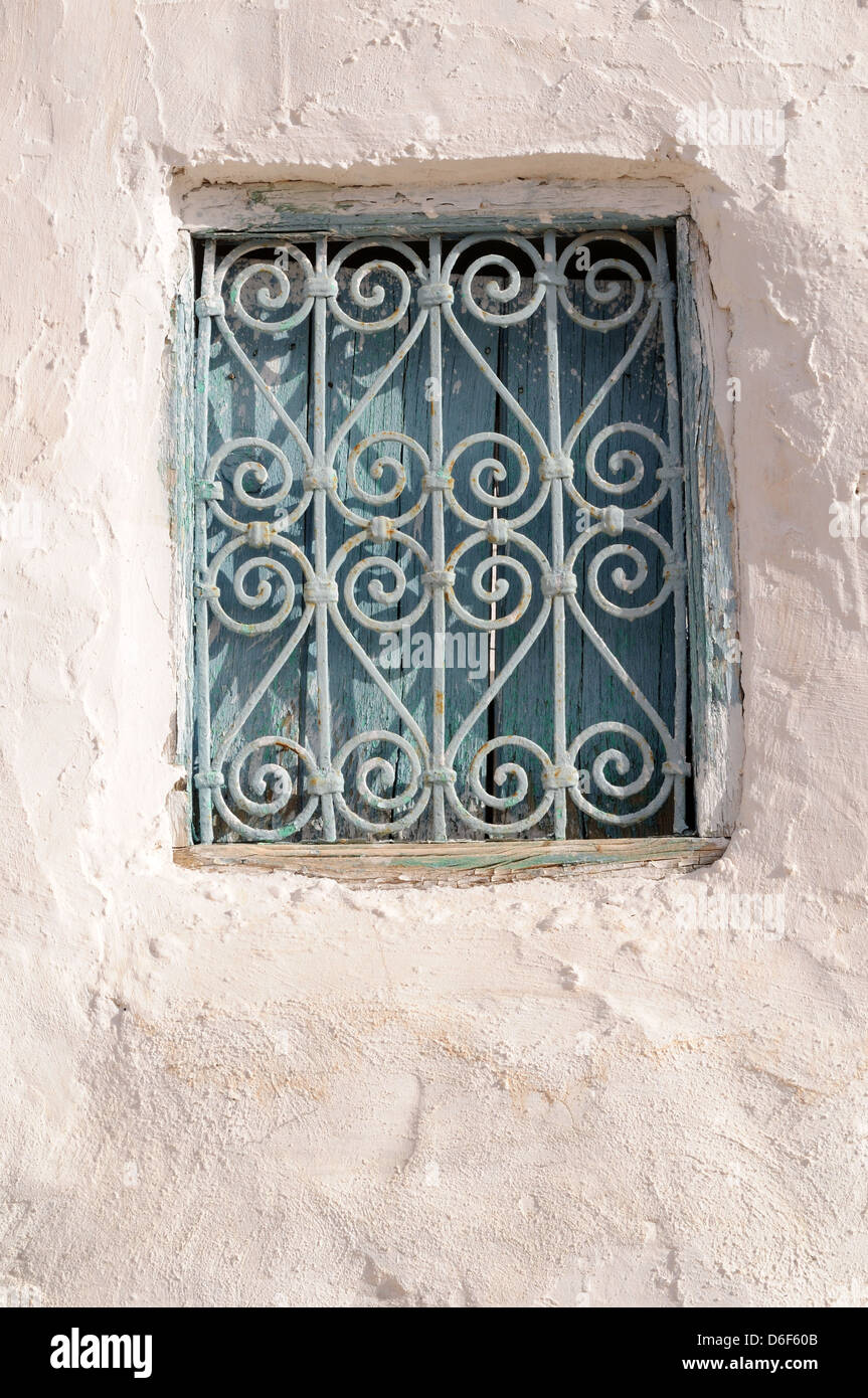 Vieux volets peints bleu fer forgé et Tamezret Tunisie Banque D'Images