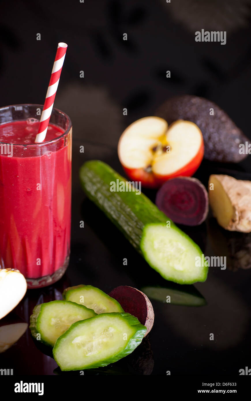 Variété de jus sains les fruits et légumes frais biologiques Banque D'Images