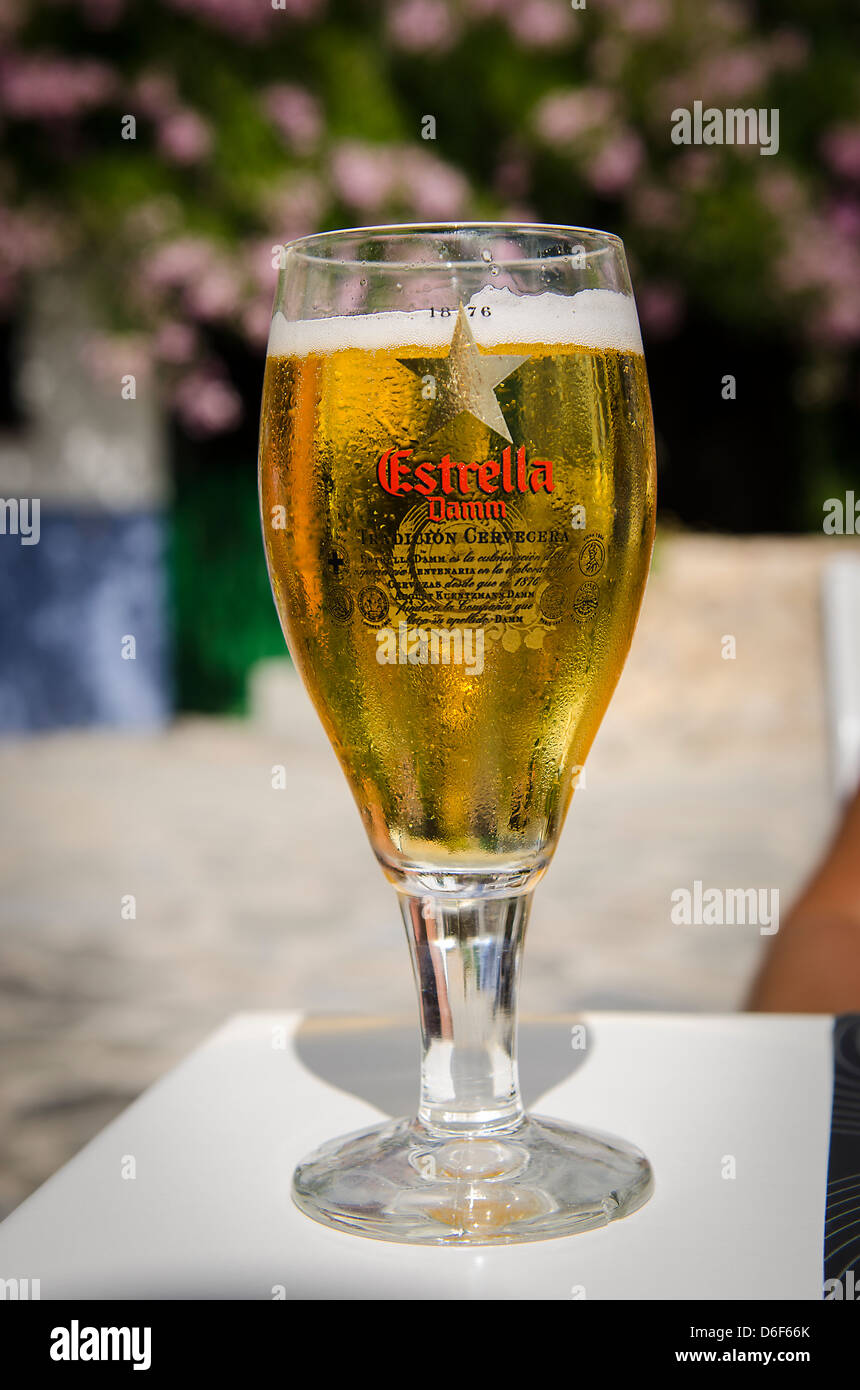 Verre de bière Estrella Damm sur une table à l'extérieur d'un restaurant en  Espagne Photo Stock - Alamy