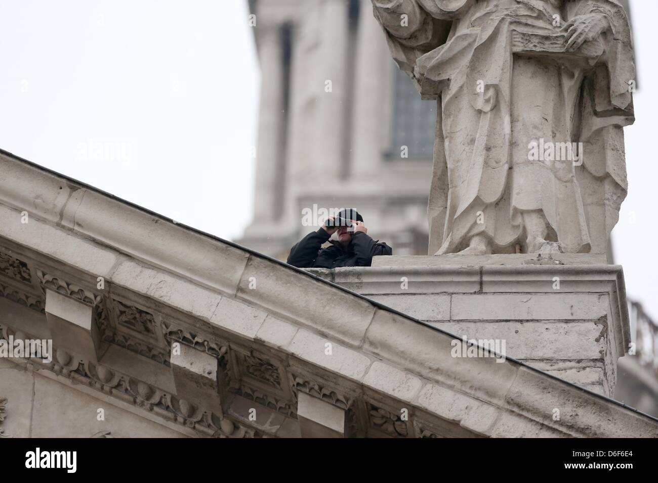 Londres, Royaume-Uni. 17 avril, 2013. La sécurité à l'enterrement de Margaret Thatcher à la Cathédrale St Paul, au centre de Londres. Dignitaires du monde entier s'est joint à la reine Elizabeth II et le Prince Philip, duc d'Édimbourg, le Royaume-Uni rend hommage à l'ex-premier ministre Thatcher Baroness Thatcher durant une cérémonie de funérailles avec les honneurs militaires à la Cathédrale St Paul. Lady Thatcher, qui est mort la semaine dernière, a été la première femme Premier ministre britannique et a servi de 1979 à 1990. Banque D'Images