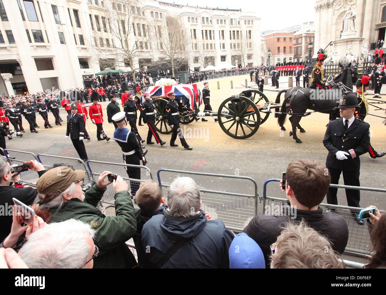 Londres, Royaume-Uni. 17 avril, 2013. Le cercueil de Margaret Thatcher arrive à la Cathédrale St Paul, au centre de Londres. Dignitaires du monde entier s'est joint à la reine Elizabeth II et le Prince Philip, duc d'Édimbourg, le Royaume-Uni rend hommage à l'ex-premier ministre Thatcher Baroness Thatcher durant une cérémonie de funérailles avec les honneurs militaires à la Cathédrale St Paul. Lady Thatcher, qui est mort la semaine dernière, a été la première femme Premier ministre britannique et a servi de 1979 à 1990. Banque D'Images