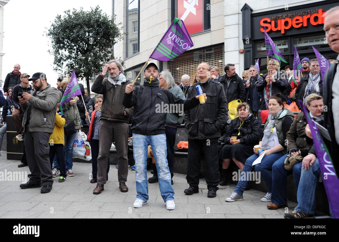 Margaret Thatcher contre les manifestants se sont réunis à Brighton ce soir le jour de ses funérailles, qui a eu lieu plus tôt dans la journée Banque D'Images