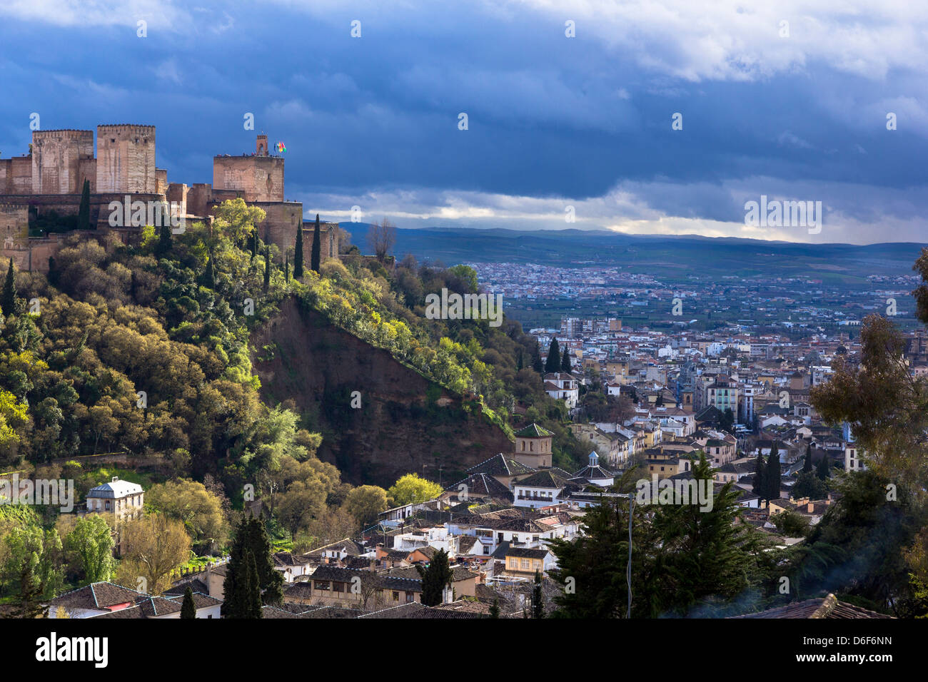 Voir la soirée de l'Alhambra et du centre-ville de Grenade de collines du quartier du Sacromonte. Andadalucia, Espagne Banque D'Images