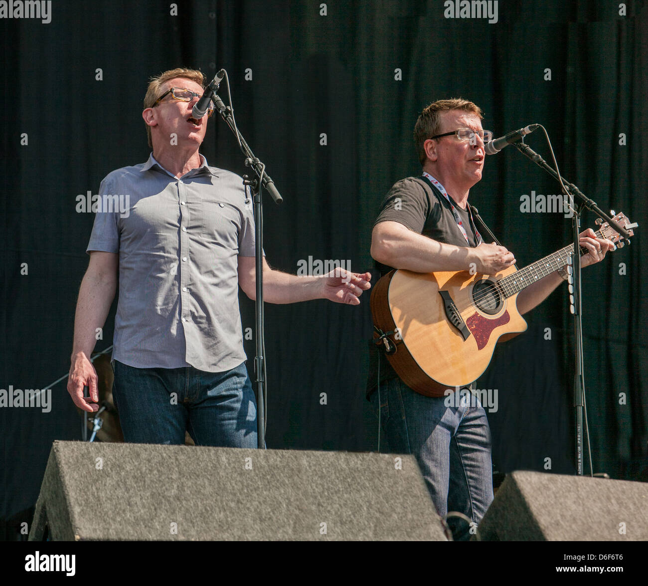 Les Proclaimers, Charlie et Craig Reid, jumeaux identiques de l'Écosse sur la scène V fest Essex, UK Banque D'Images