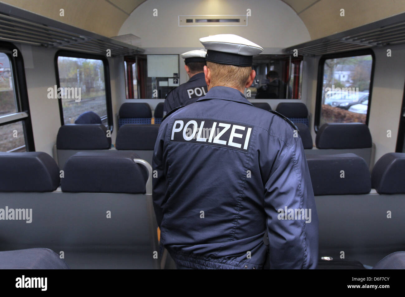 Flensburg, Allemagne, la police fédérale à un contrôle dans le train de la Deutsche Bahn Banque D'Images