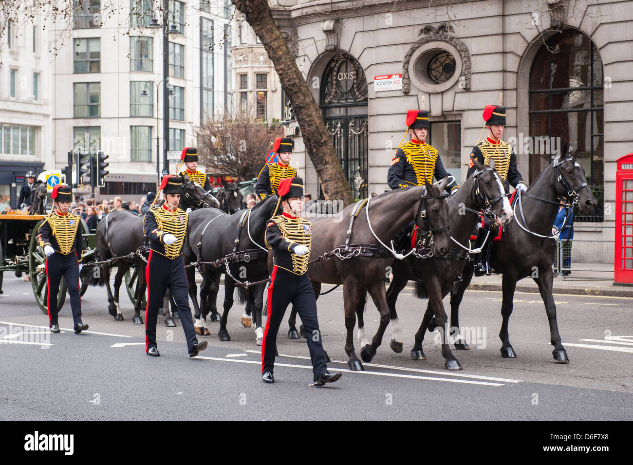 Aldwych London Strand la baronne Margaret Maggie Thatcher WW1 transport funéraire du roi escorte Troop Royal Horse Artillery Banque D'Images