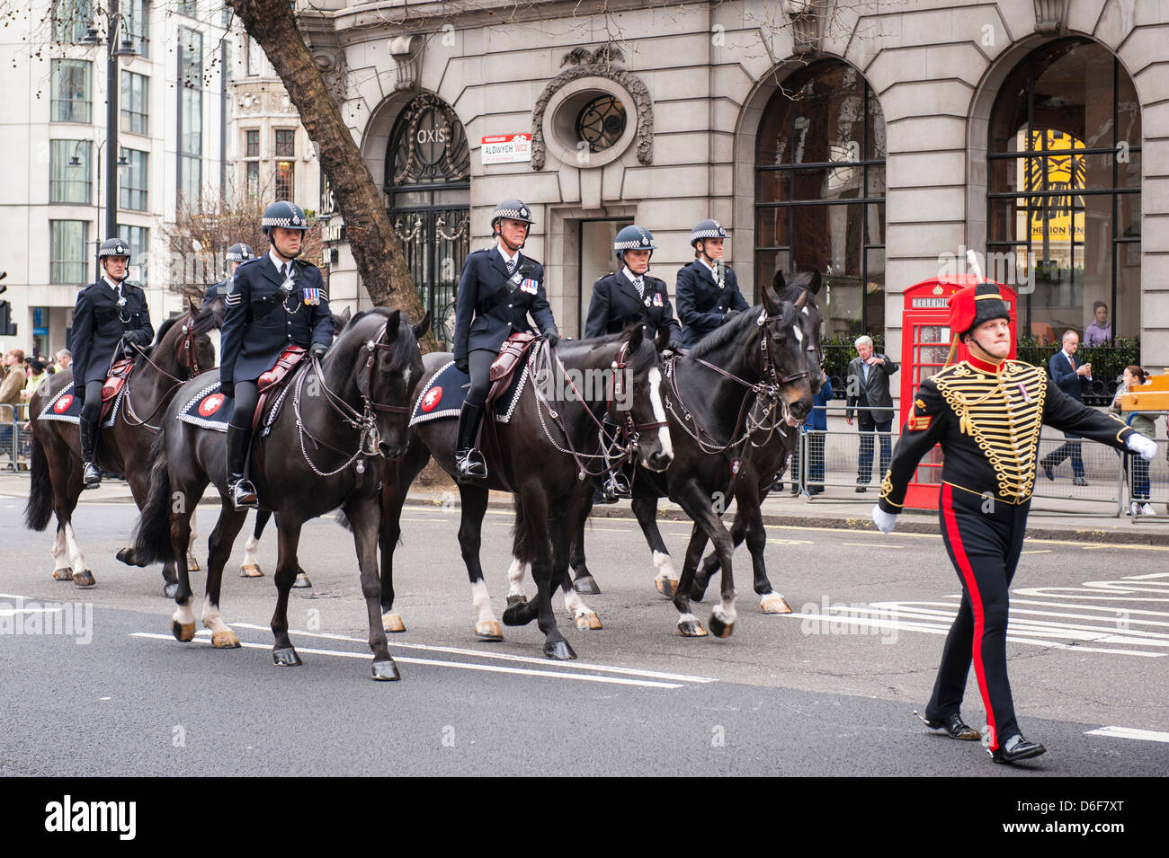 Aldwych London Strand la baronne Margaret Maggie Thatcher cortège funèbre défilé défilé Metropolitan Police Troupe du Roi Royal Horse Artillery Banque D'Images