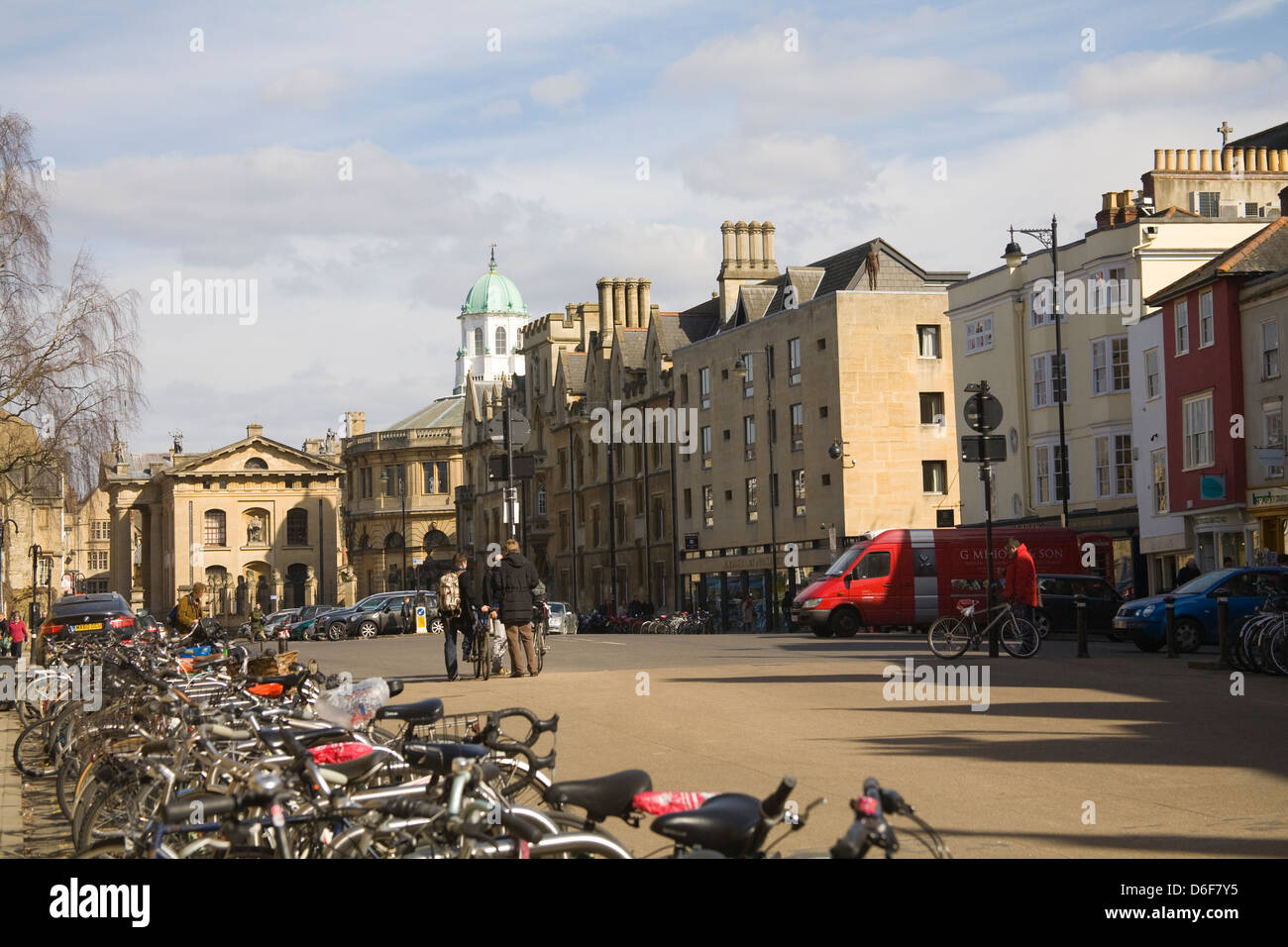 Oxford Oxfordshire Vue vers le bas rue large à l'ancienne Bibliothèque Bodléienne et Sheldonian Theatre Banque D'Images