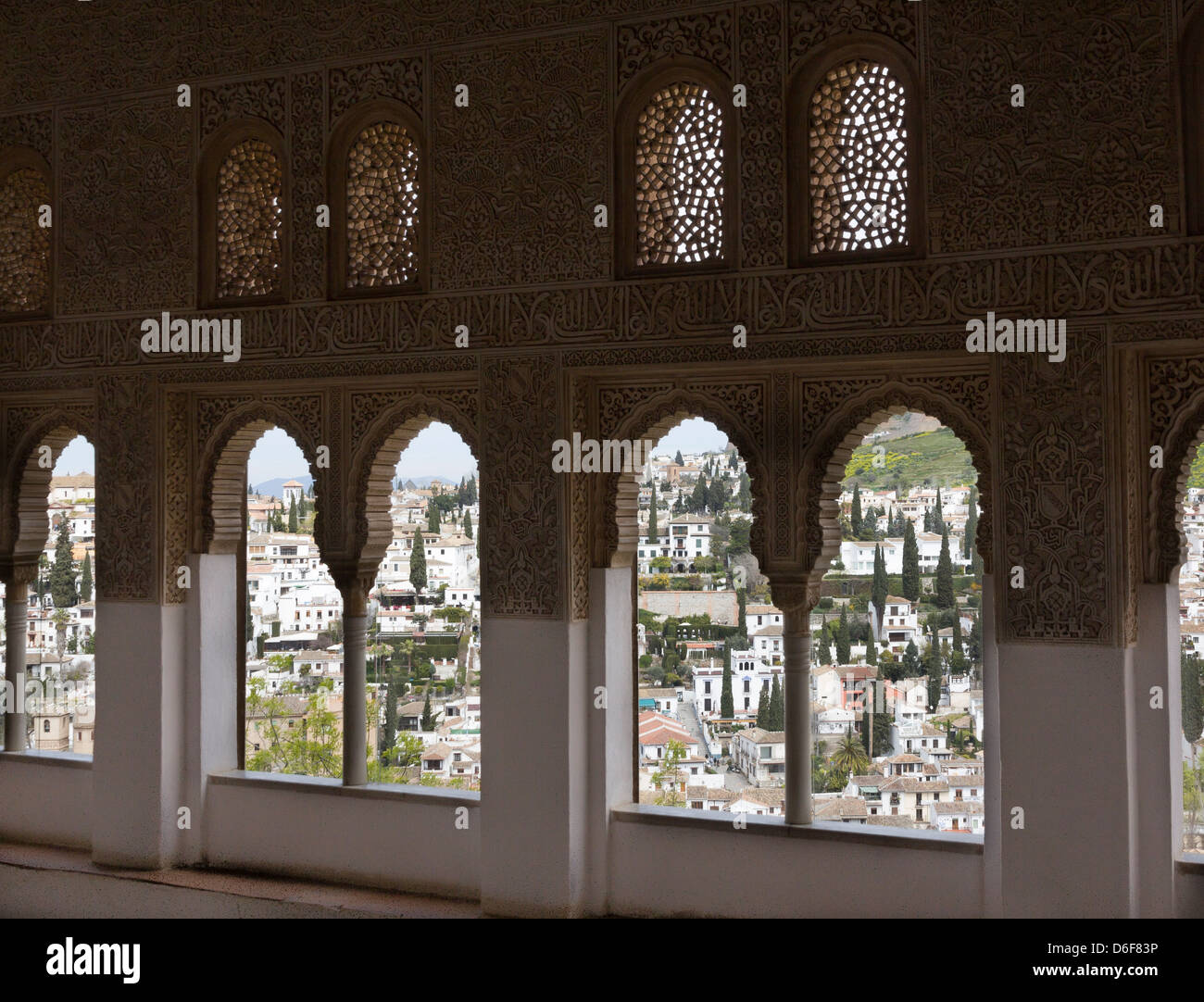 L'intérieur de l'oratoire, les Palais Nasrides, Alhambra, Grenade. Maisons d'Albaicin est visible à travers les fenêtres. Banque D'Images